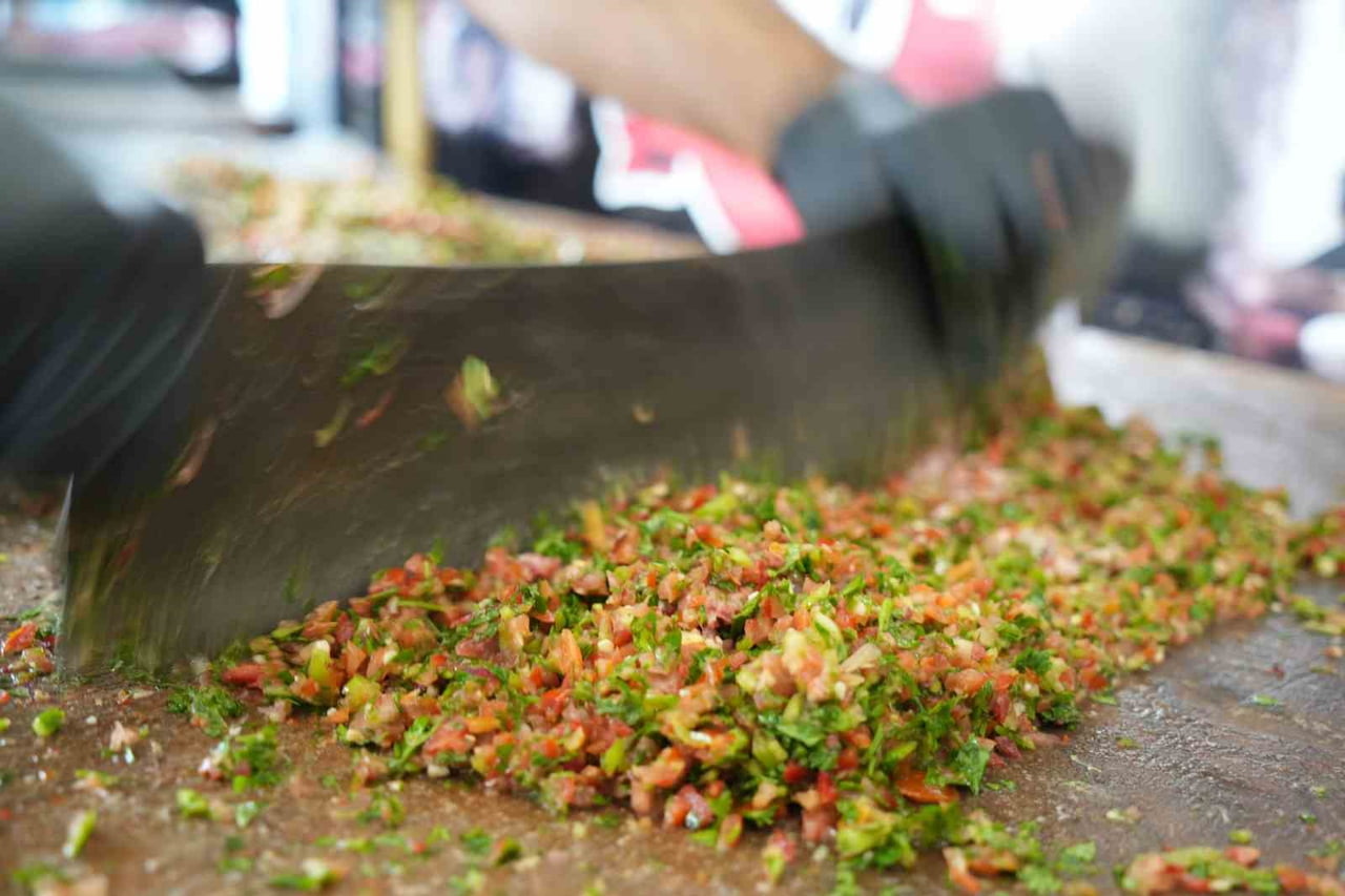 GAZİANTEP'İN TESCİLLİ LEZZETLERİNDEN LAHMACUN, 180 TL'DEN SATIŞA SUNULUYOR.