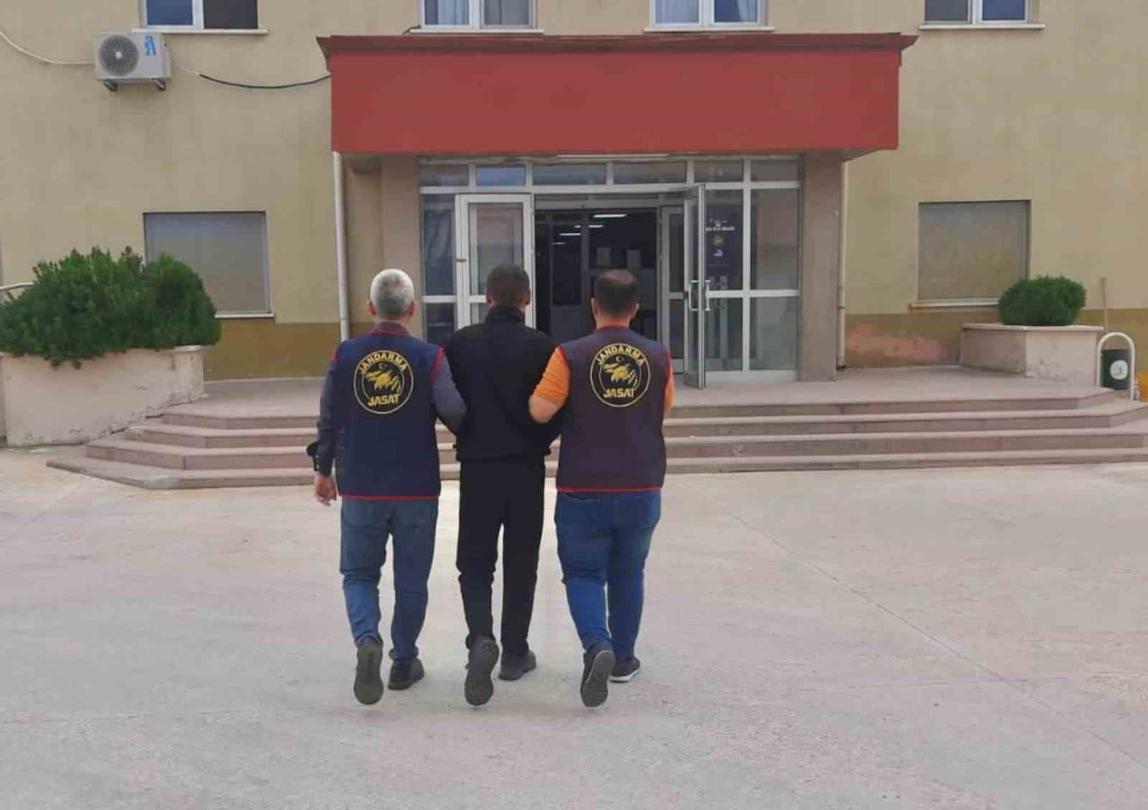 GAZİANTEP'TE ÇEŞİTLİ SUÇLARDAN HAKKINDA KESİNLEŞMİŞ 40 YIL HAPİS CEZASIYLA ARANAN ŞAHIS, JANDARMA...