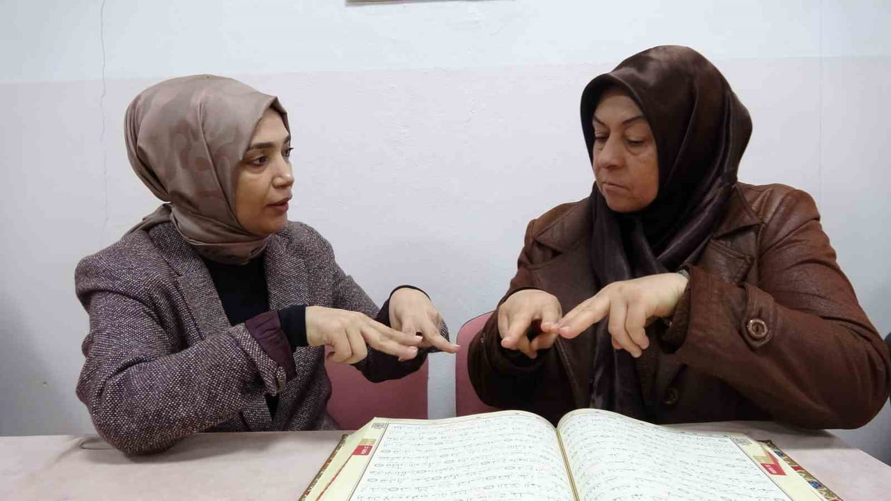 GAZİANTEP'TE ÇOCUKLUĞUNDAN BERİ KUR'AN-I KERİM ÖĞRENMEK İSTEYEN İŞİTME ENGELLİ KADIN, İÇİNDEKİ...
