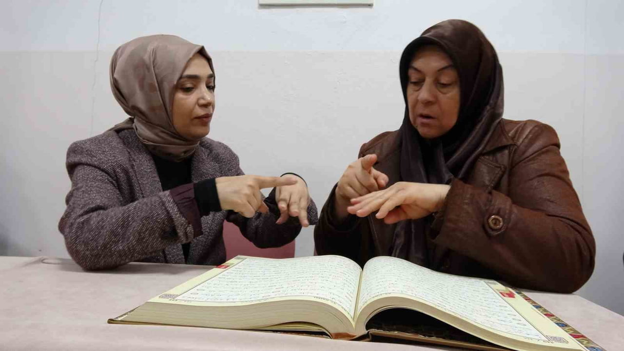 GAZİANTEP'TE ÇOCUKLUĞUNDAN BERİ KUR'AN-I KERİM ÖĞRENMEK İSTEYEN İŞİTME ENGELLİ KADIN, İÇİNDEKİ...