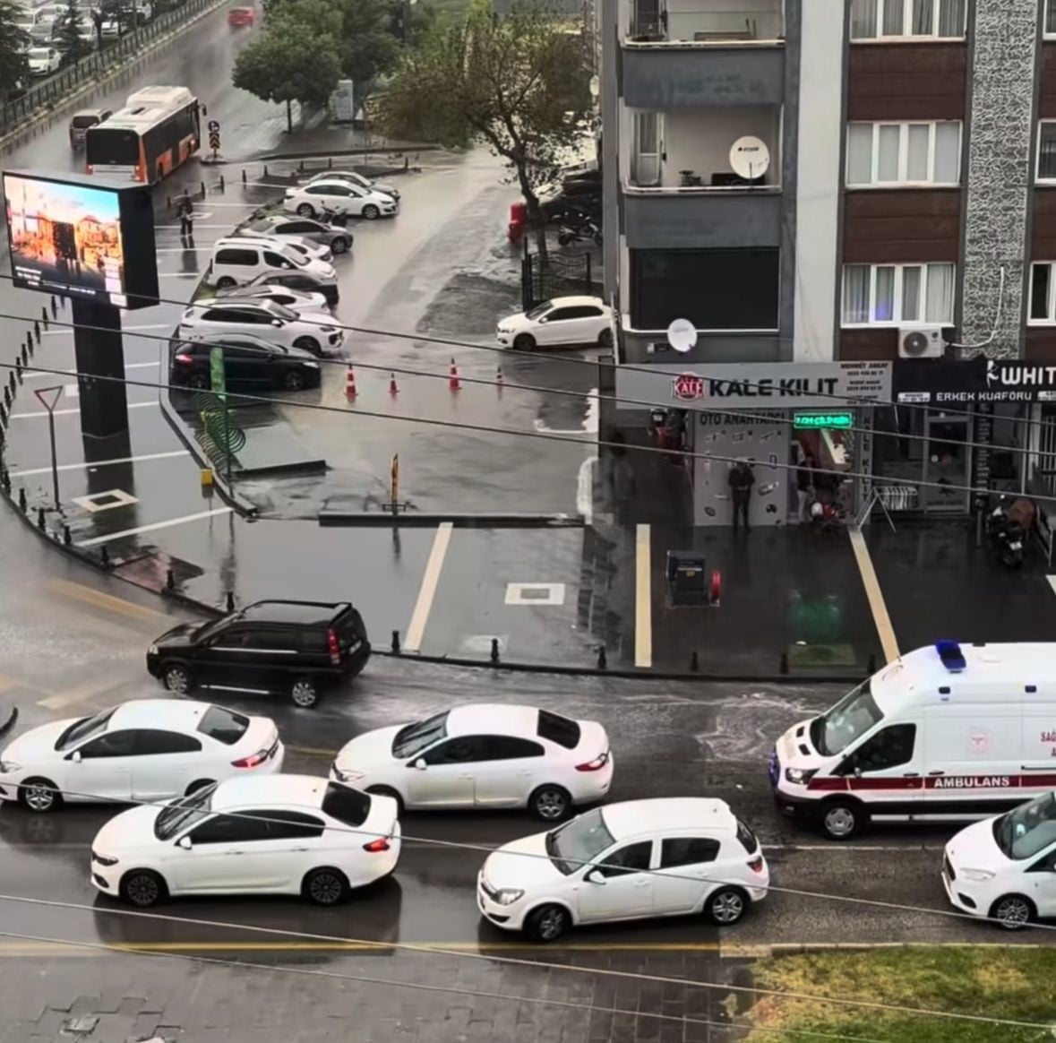 GAZİANTEP'TE DÜN AKŞAM SAATLERİNDE ETKİLİ OLAN YOĞUN YAĞIŞTAN DOLAYI KİTLENEN TRAFİĞİ, ARACINDAN...