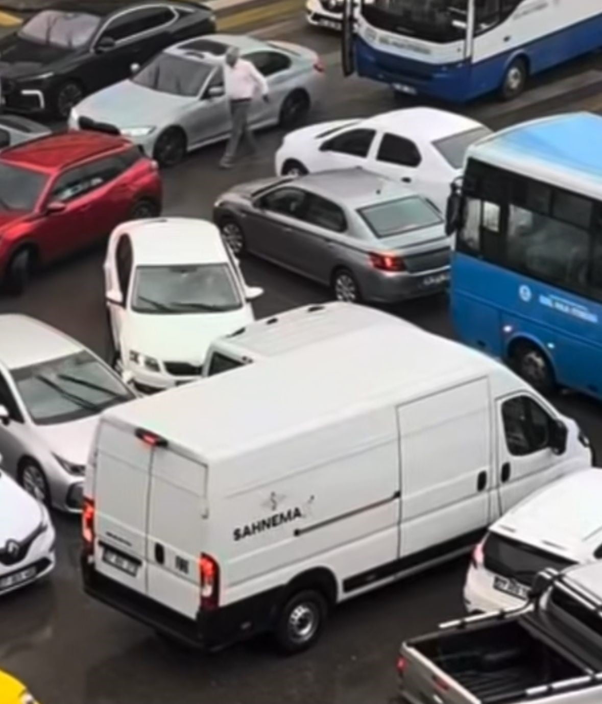 GAZİANTEP'TE DÜN AKŞAM SAATLERİNDE ETKİLİ OLAN YOĞUN YAĞIŞTAN DOLAYI KİTLENEN TRAFİĞİ, ARACINDAN...