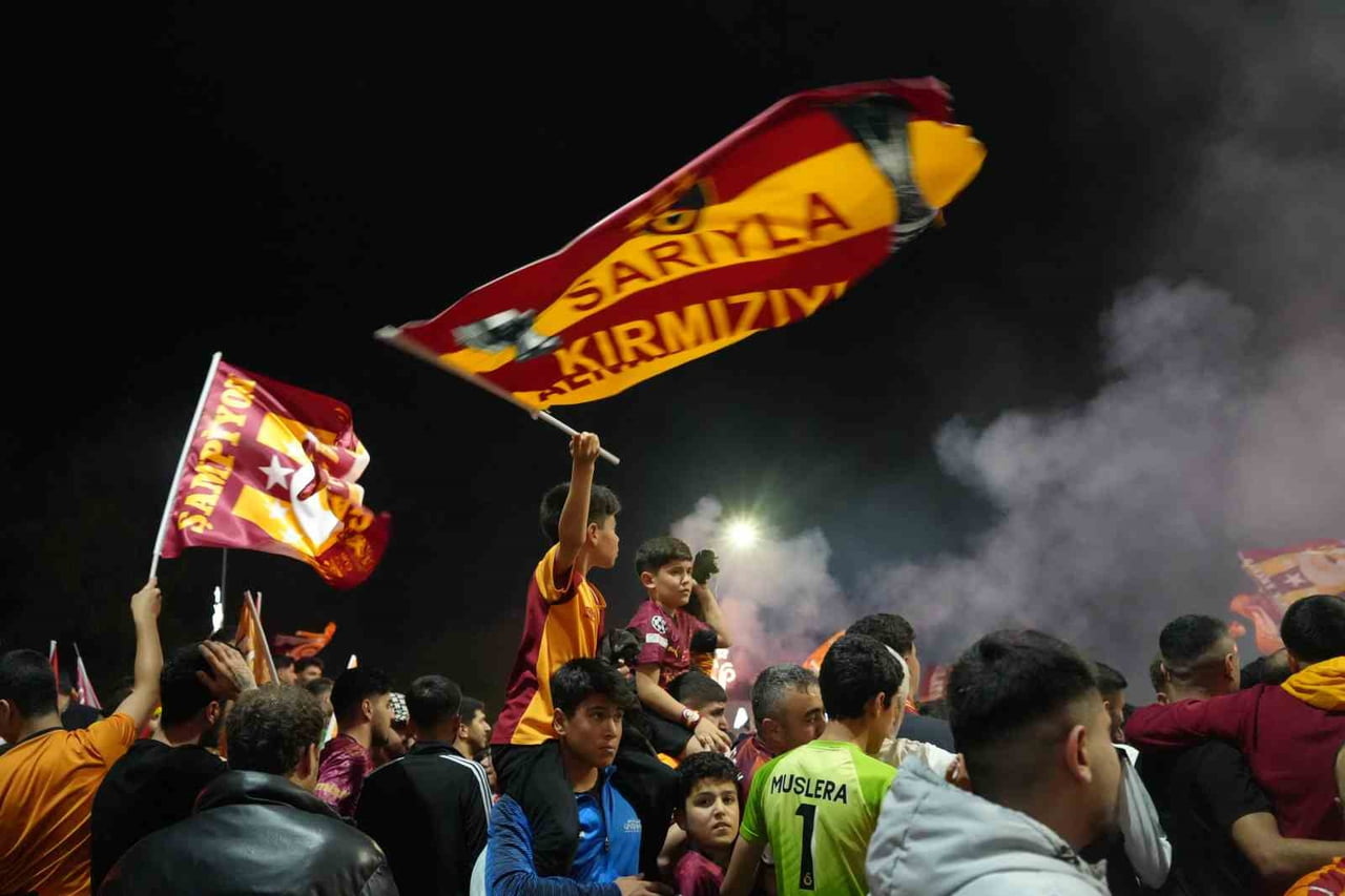 GAZİANTEP'TE GALATASARAY'IN 26. ŞAMPİYONLUĞU KUTLANDI