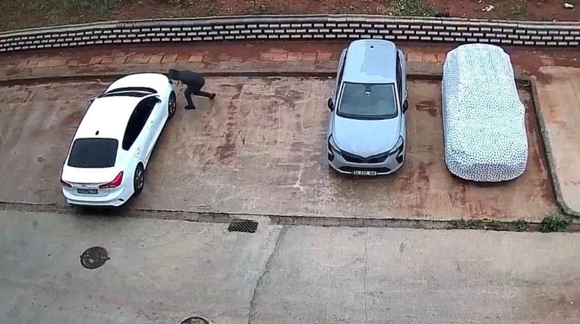 GAZİANTEP'TE GÜNDÜZ VAKTİ PARK HALİNDEKİ 2 ARACIN LASTİĞİ KESİCİ ALETLE PATLATILDI