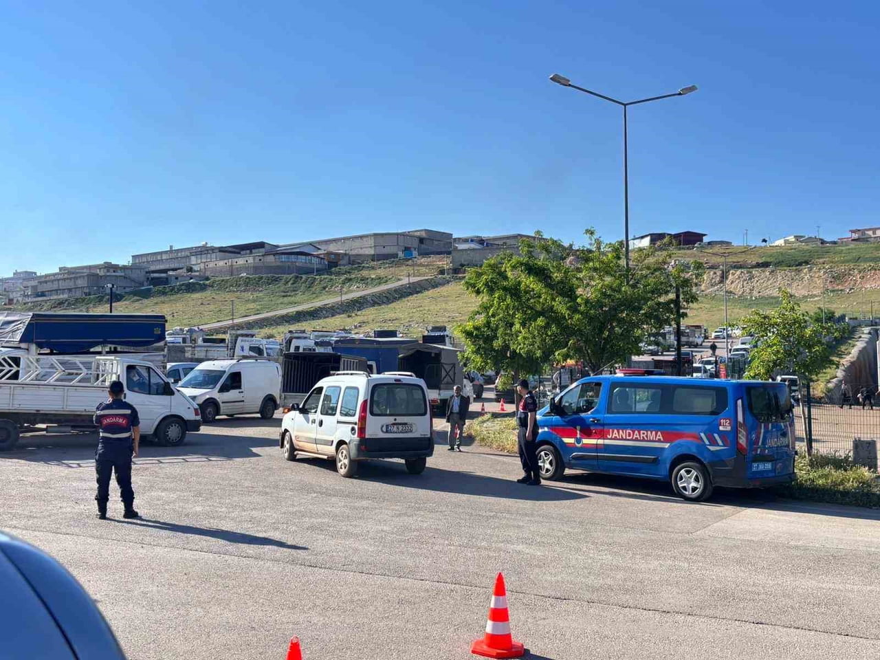GAZİANTEP'TE JANDARMA EKİPLERİNCE KURBAN PAZARLARINDA DRON DESTEKLİ DENETİMLERDE VATANDAŞLARA...