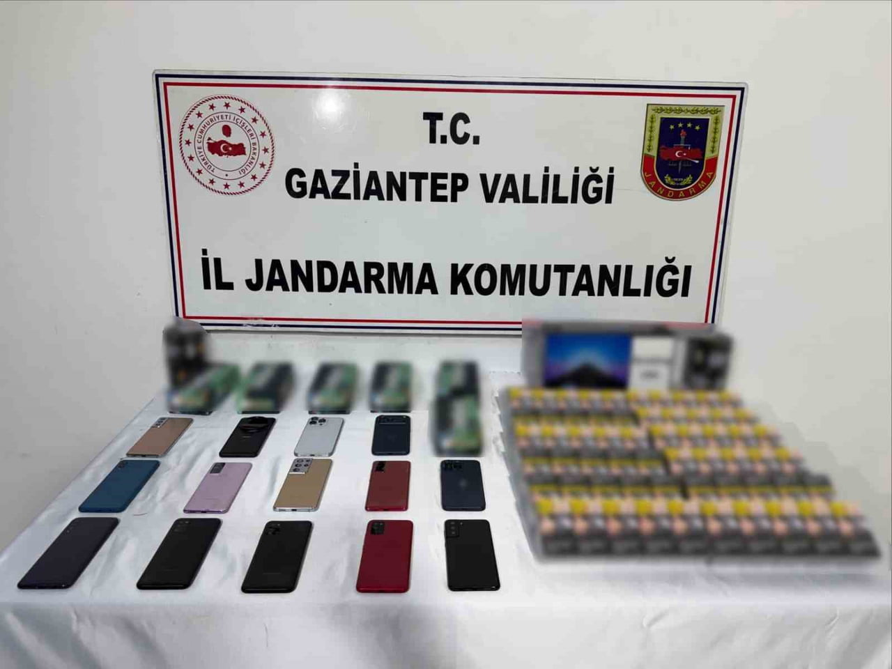 GAZİANTEP'TE JANDARMA EKİPLERİNCE YAPILAN OPERASYONDA 4,5 MİLYON TL DEĞERİNDE GÜMRÜK KAÇAĞI...