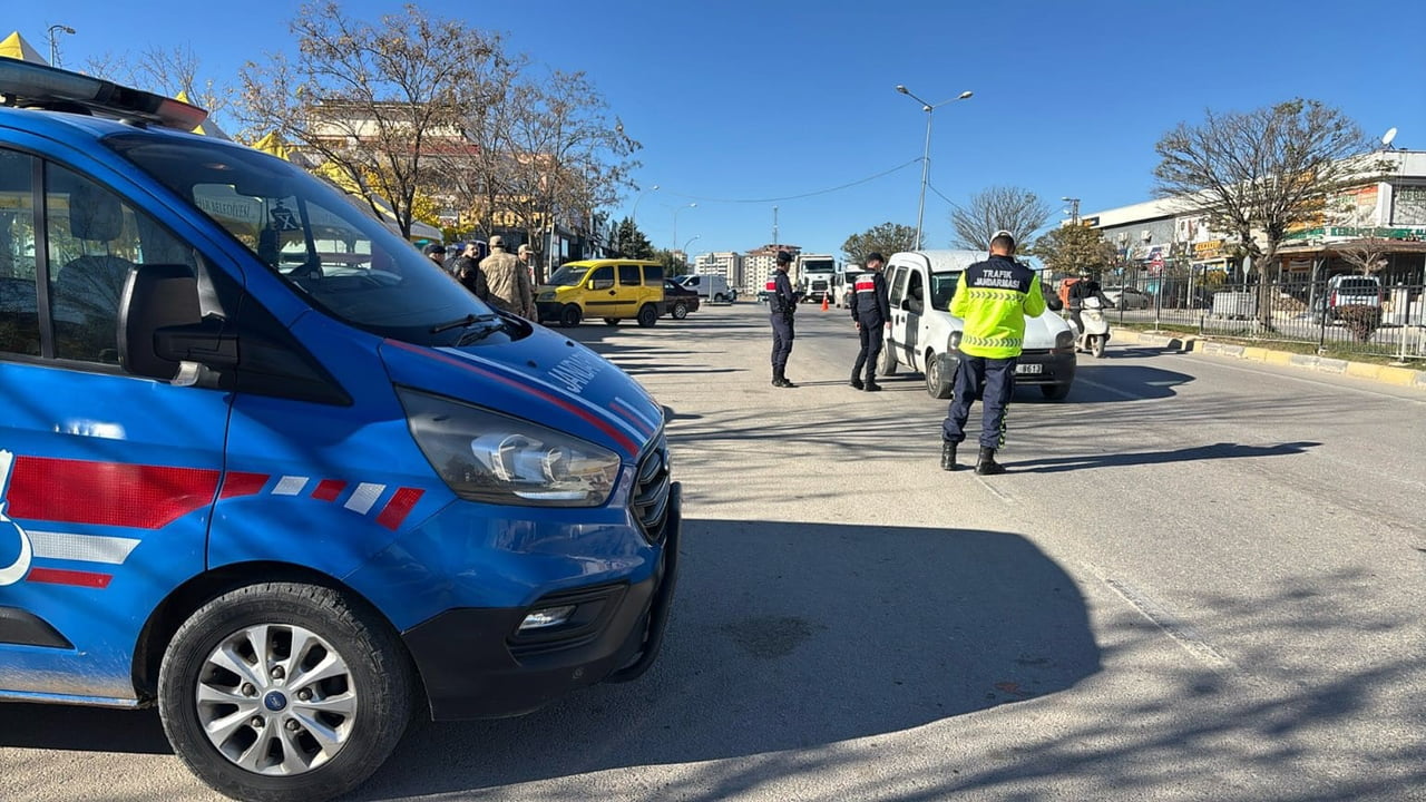GAZİANTEP'TE JANDARMADAN HUZUR-GÜVEN UYGULAMASI: 673 ARANAN ŞAHIS YAKALANDI