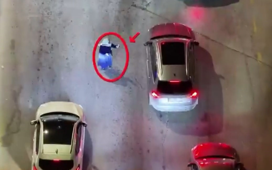 GAZİANTEP'TE KAVŞAKLARDA DİLENCİLİK VE SATICILIK YAPARAK SÜRÜCÜLERİ RAHATSIZ EDEN VE TRAFİKTE...