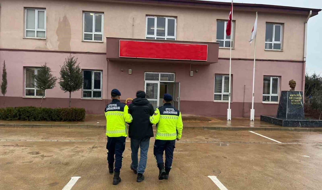 GAZİANTEP'TE MADDİ HASARLI TRAFİK KAZASI SONRASI TARTIŞTIKLARI SÜRÜCÜYÜ DARP EDEN 4 ŞAHIS...