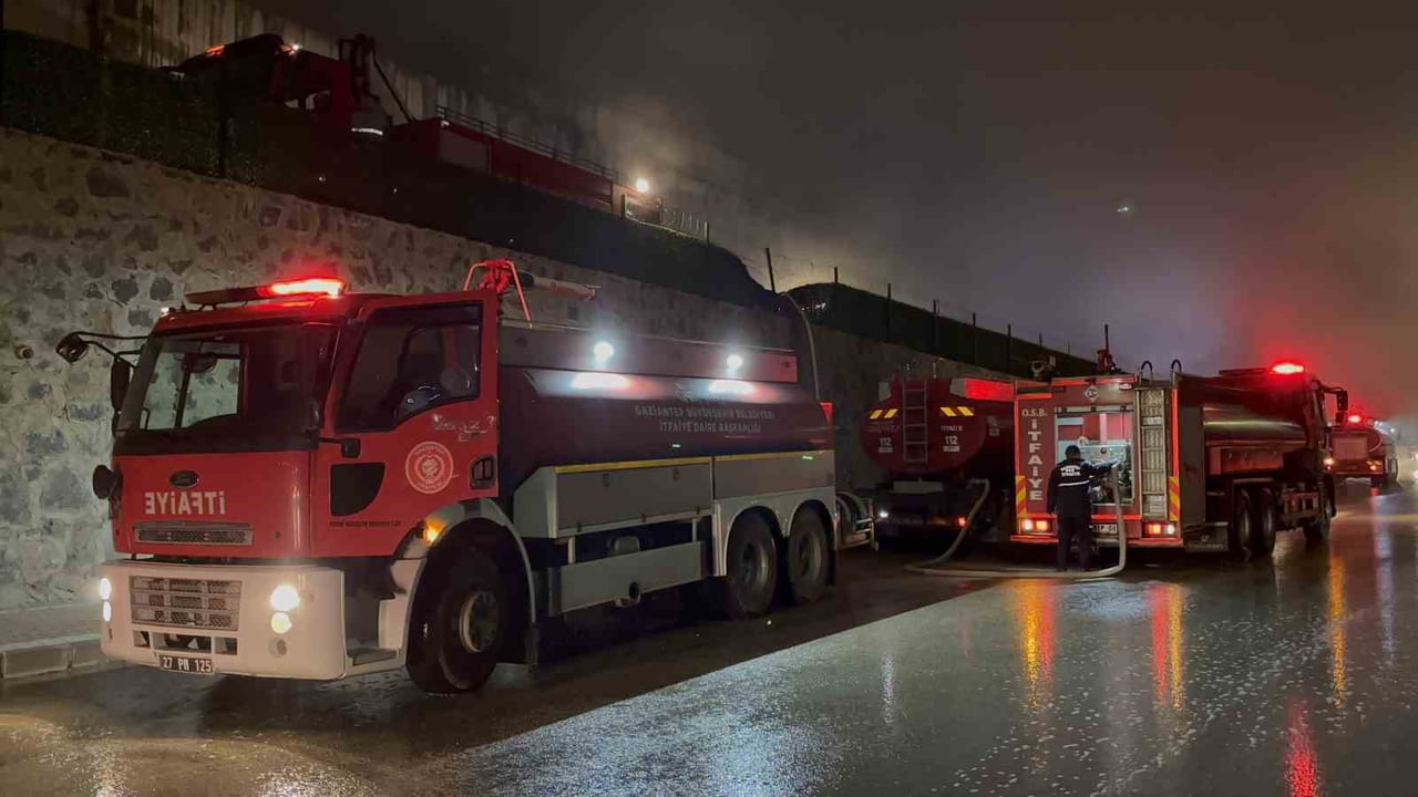 GAZİANTEP'TE MOBİLYA FABRİKASI YANGINI KONTROL ALTINA ALINDI