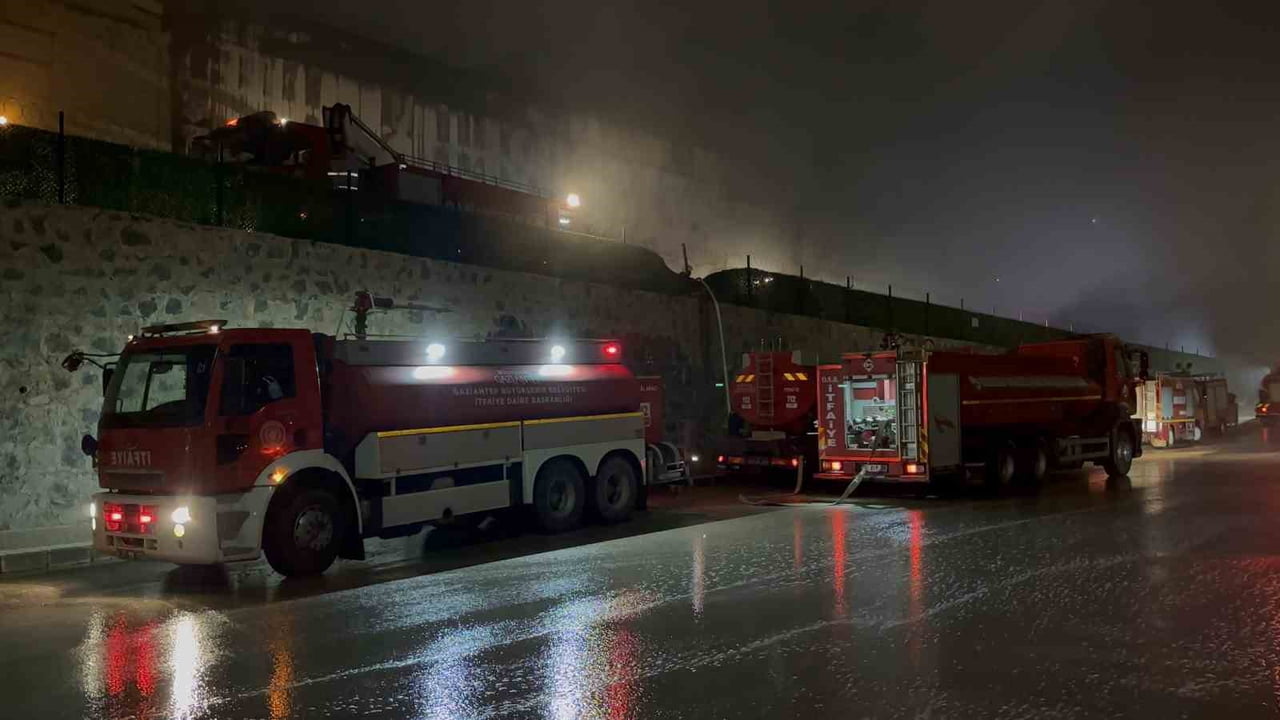 GAZİANTEP'TE MOBİLYA FABRİKASI YANGINI KONTROL ALTINA ALINDI