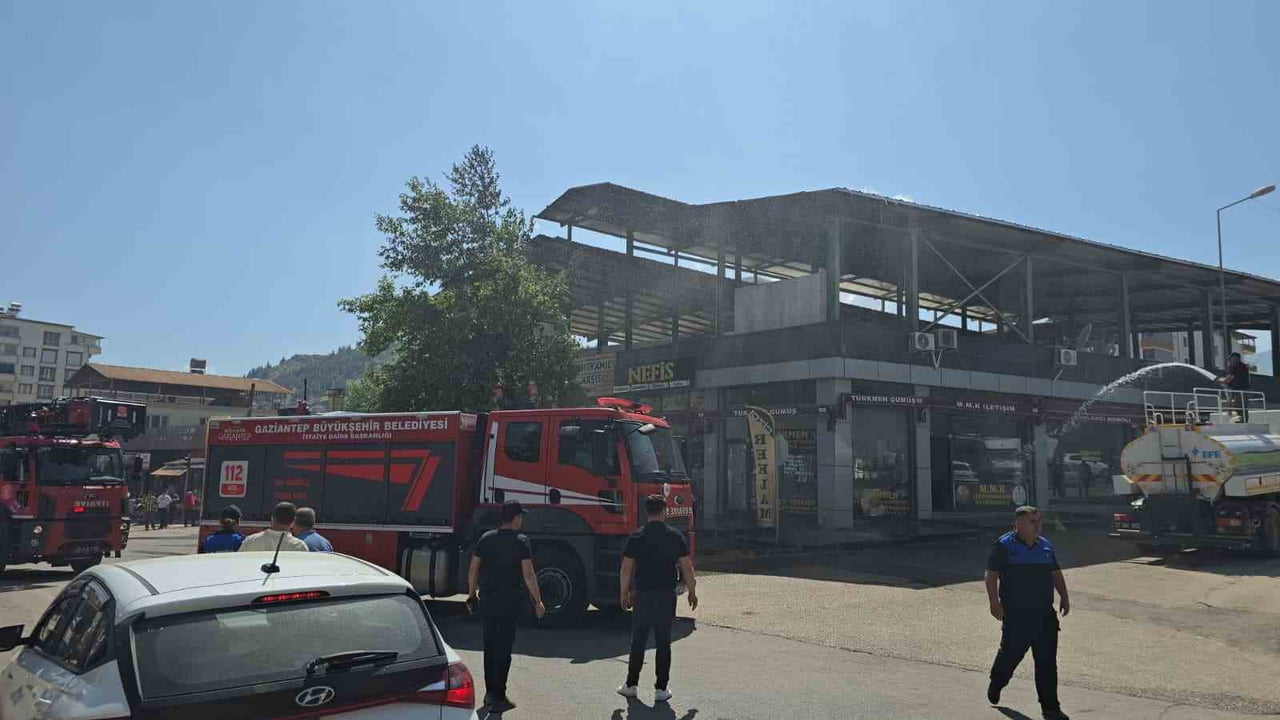 GAZİANTEP'TE MUHASEBECİLER ÇARŞISI TADİLATI SIRASINDA KORKUTAN YANGIN