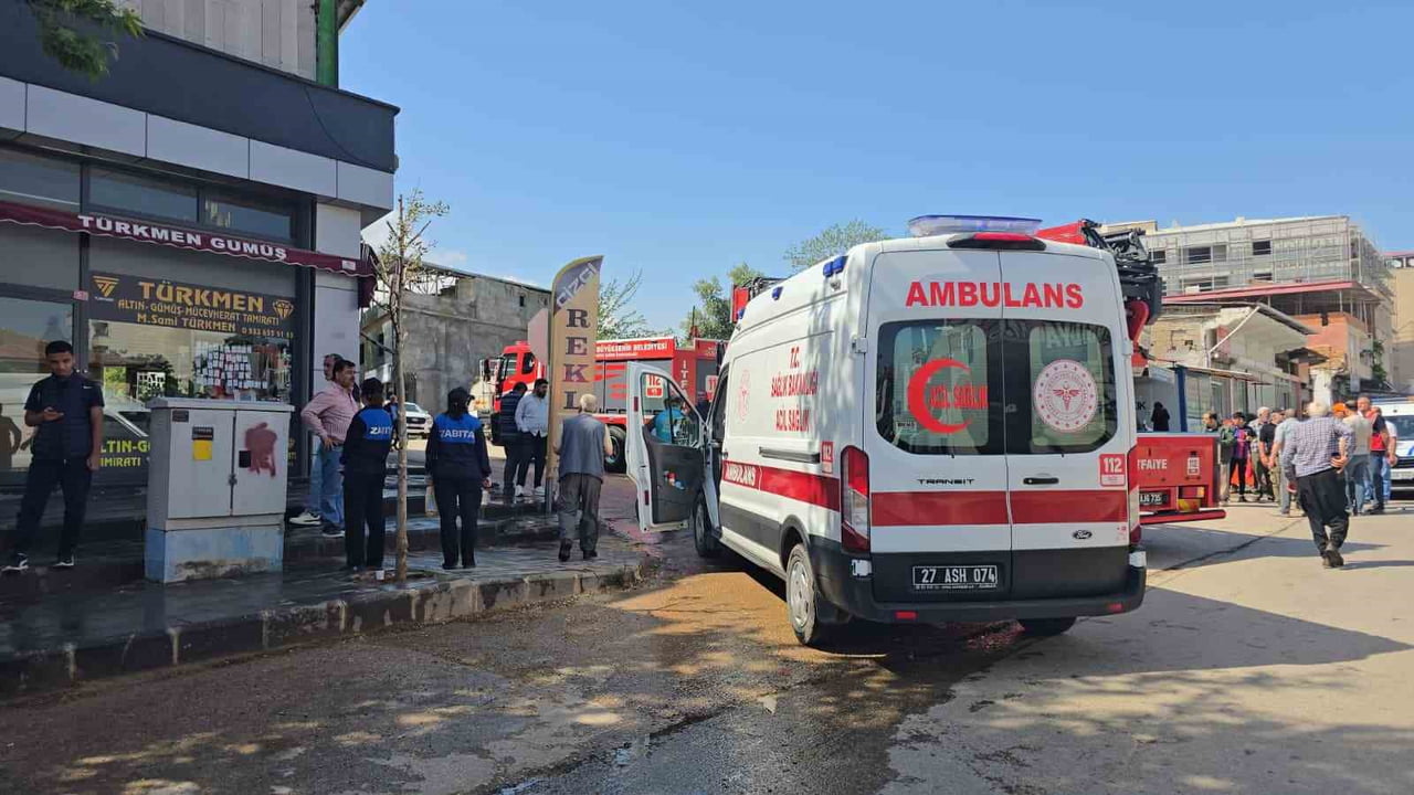 GAZİANTEP'TE MUHASEBECİLER ÇARŞISI TADİLATI SIRASINDA KORKUTAN YANGIN