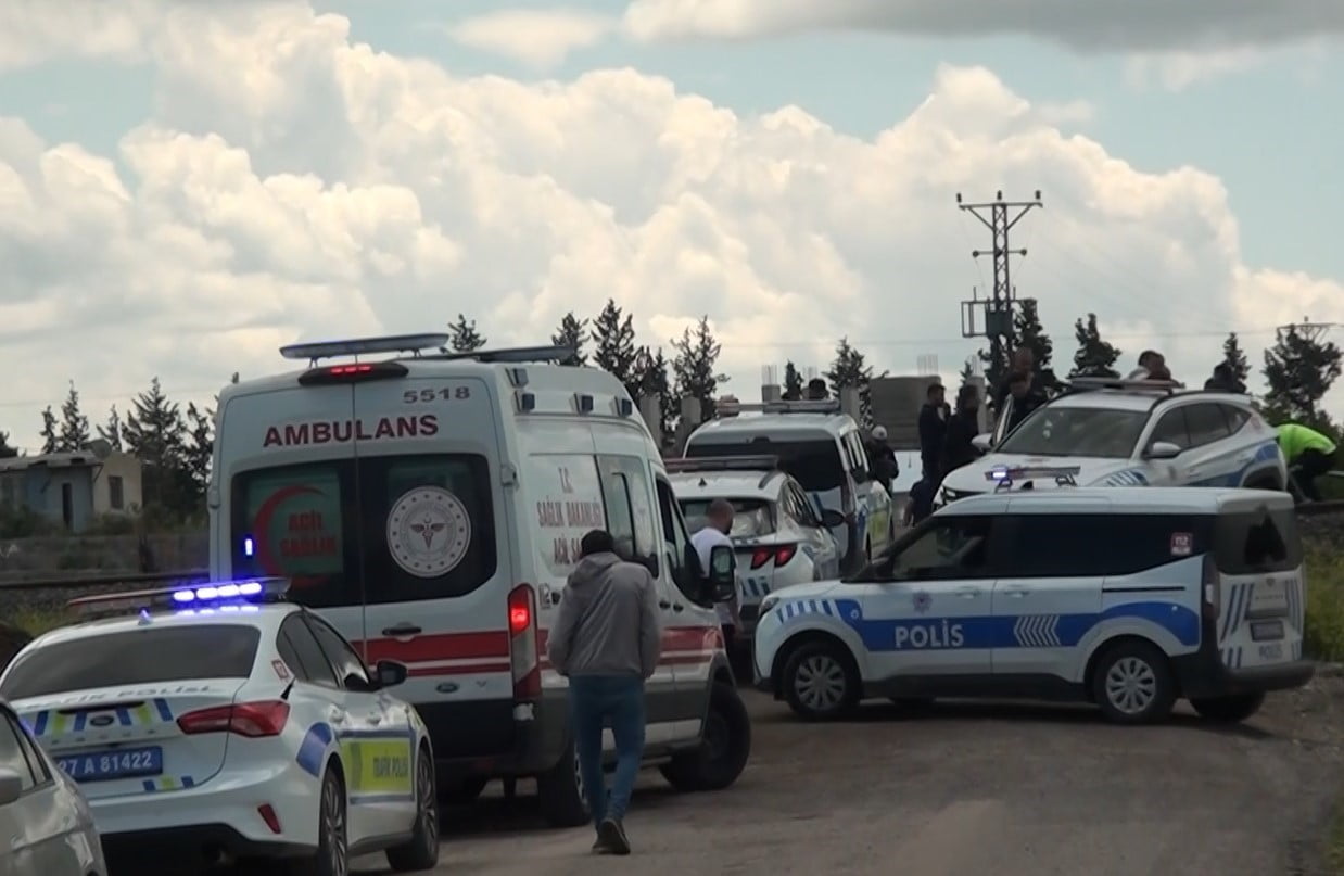 GAZİANTEP'TE ÖĞRENCİ SERVİSİNE TREN ÇARPTI: 13 ÖĞRENCİ HAFİF YARALANDI