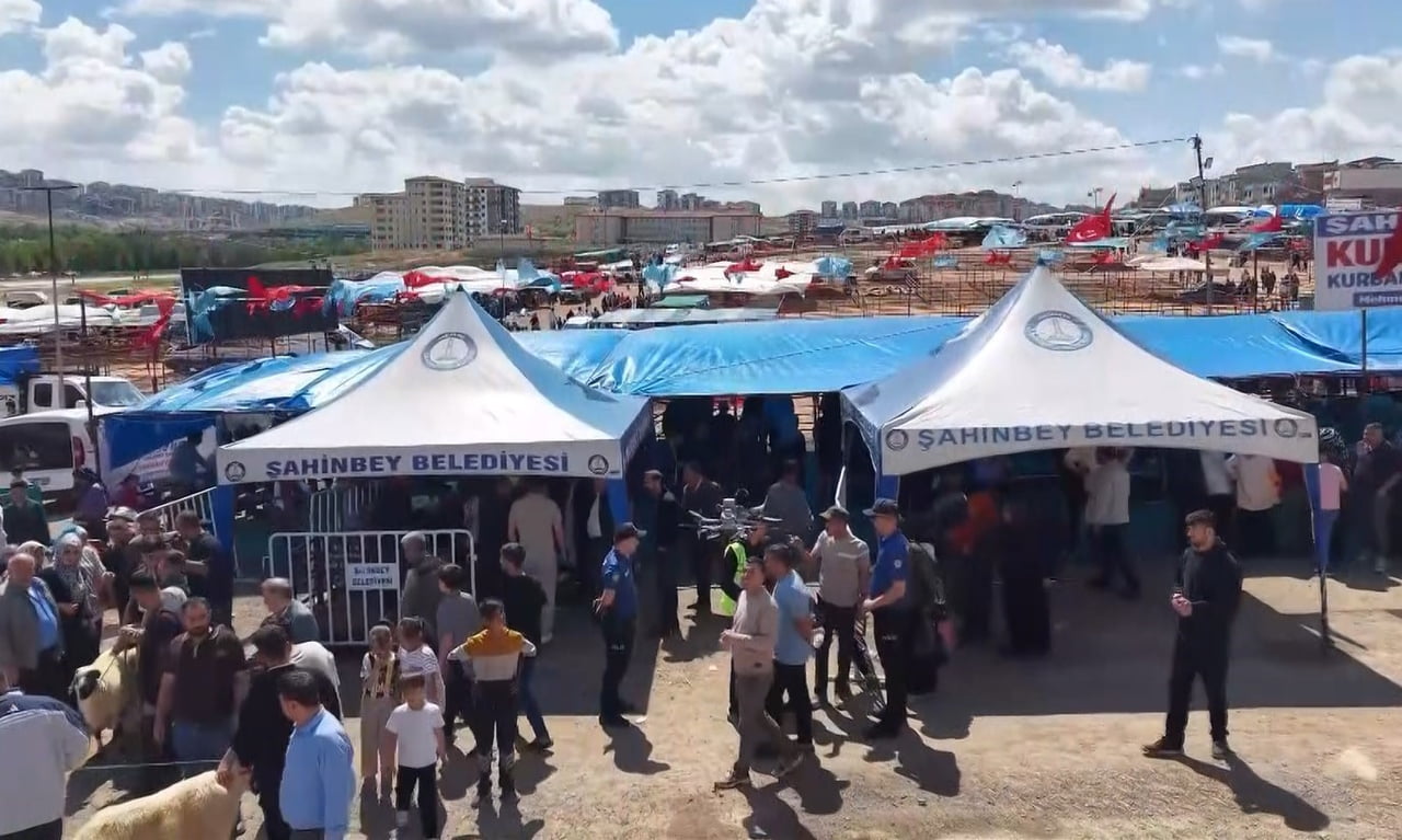 GAZİANTEP'TE POLİS EKİPLERİNCE KURBAN PAZARLARINDA DRON DESTEKLİ DENETİMLER YAPILDI. DENETİMLER...