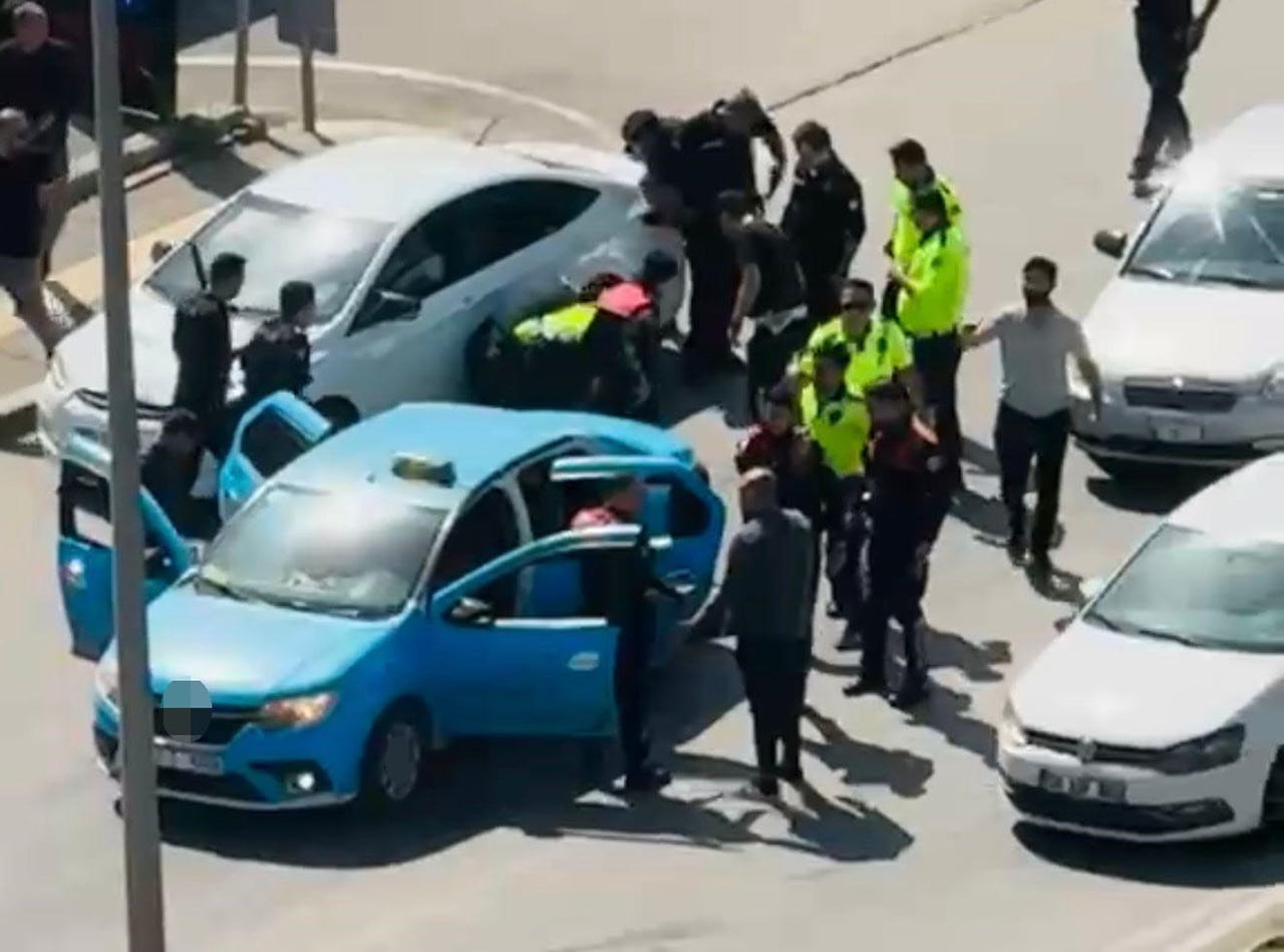 GAZİANTEP'TE SICAK SAATLER: İLÇEDE REHİN ALDIĞI TAKSİCİYLE ŞEHİR MERKEZİNE KADAR GELDİ, POLİSE...