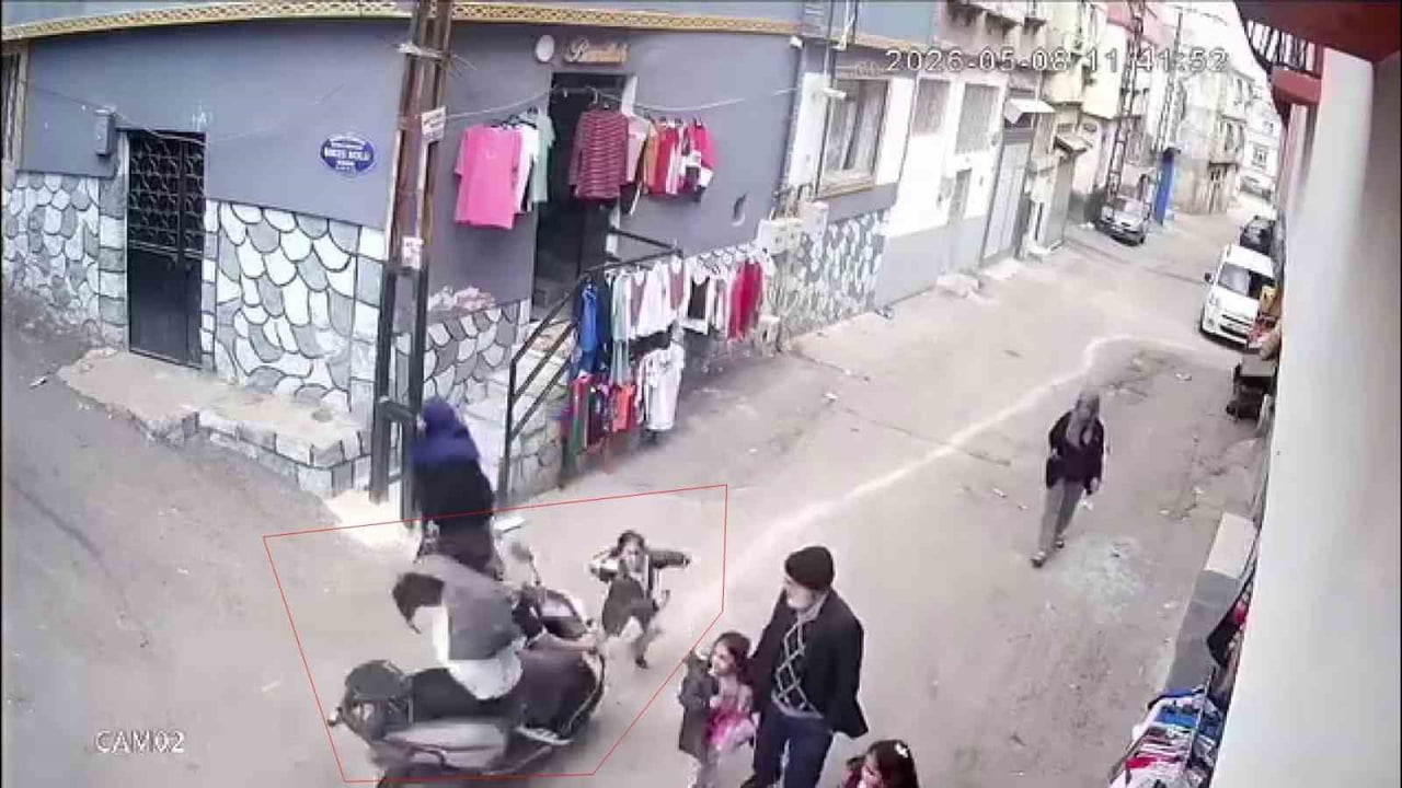 GAZİANTEP'TE SOKAKTAN HIZLA GEÇEN BİR MOTOSİKLET, AİLESİYLE YOLDA YÜRÜYEN KÜÇÜK KIZ ÇOCUĞUNA...
