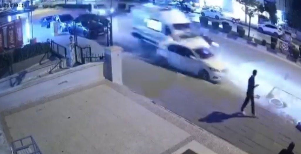 GAZİANTEP'TE VAKAYA GİDEN AMBULANSIN DA KARIŞTIĞI ZİNCİRLEME TRAFİK KAZASINDA 3 KİŞİ HAFİF...