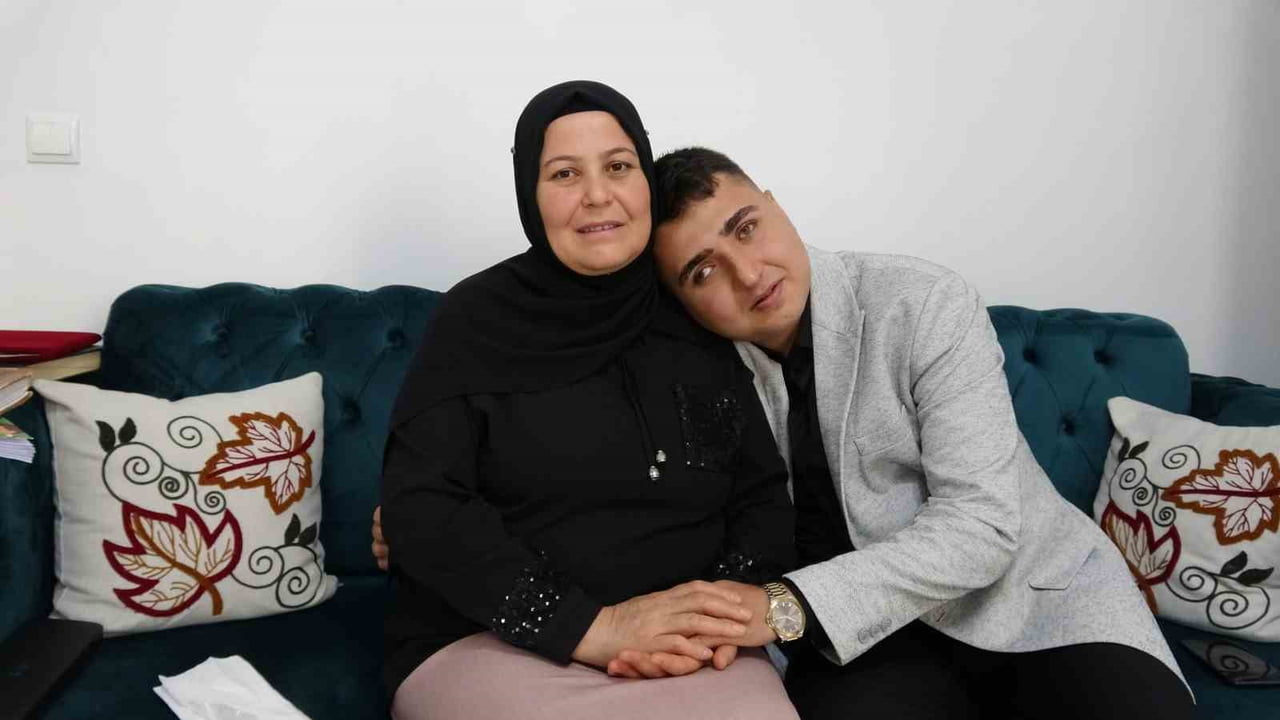 GAZİANTEP'TE YAŞAYAN LEYLA DURMUŞ, 21 YAŞINDAKİ GÖRME ENGELLİ OĞLU MEHMET CAN DURMUŞ'UN HEM...