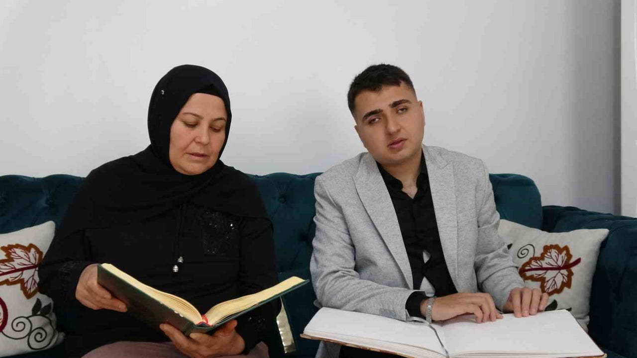 GAZİANTEP'TE YAŞAYAN LEYLA DURMUŞ, 21 YAŞINDAKİ GÖRME ENGELLİ OĞLU MEHMET CAN DURMUŞ'UN HEM...