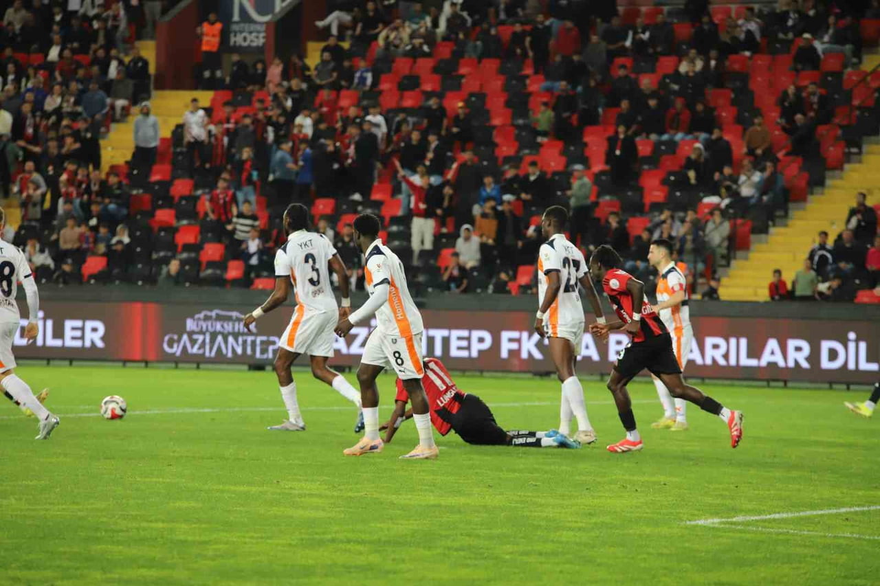 GAZİANTEP FUTBOL KULÜBÜ, TRENDYOL SÜPER LİG'İN 34. HAFTASINDA KONUK ETTİĞİ BAŞAKŞEHİR'E 2-1 MAĞLUP...