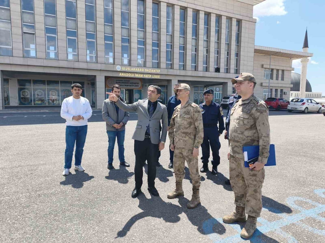 GAZİANTEP İL JANDARMA KOMUTANI TÜMGENERAL HALİL ŞEN, SORUMLULUK BÖLGESİNDEKİ OKULLARDA ALINAN...