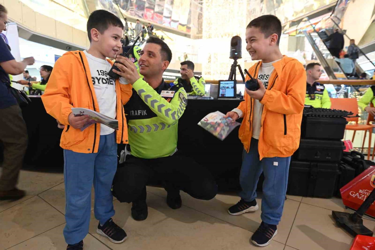 GAZİANTEP JANDARMA EKİPLERİ, ALIŞVERİŞ MERKEZLERİNDE KURULAN STANTLARDA VATANDAŞLARA TRAFİK...