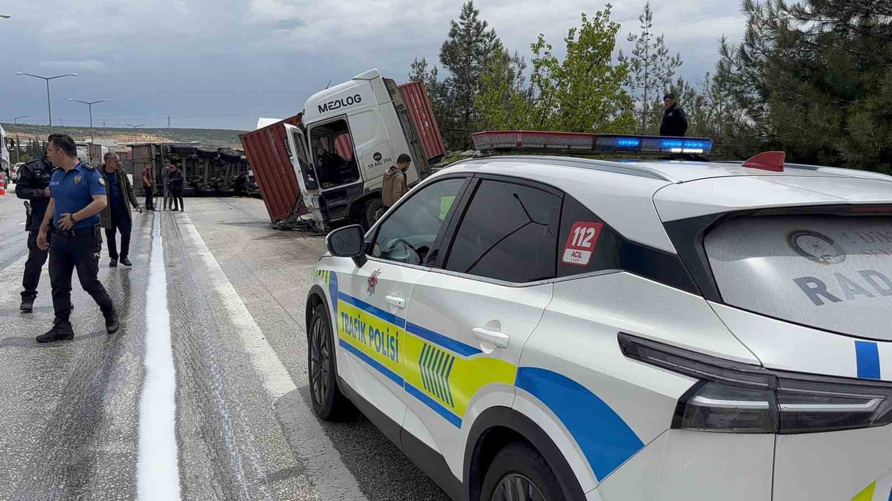 GAZİANTEP’TE 3 TIR İLE 1 OTOMOBİLİN KARIŞTIĞI ZİNCİRLEME TRAFİK KAZASINDA 1 KİŞİ...