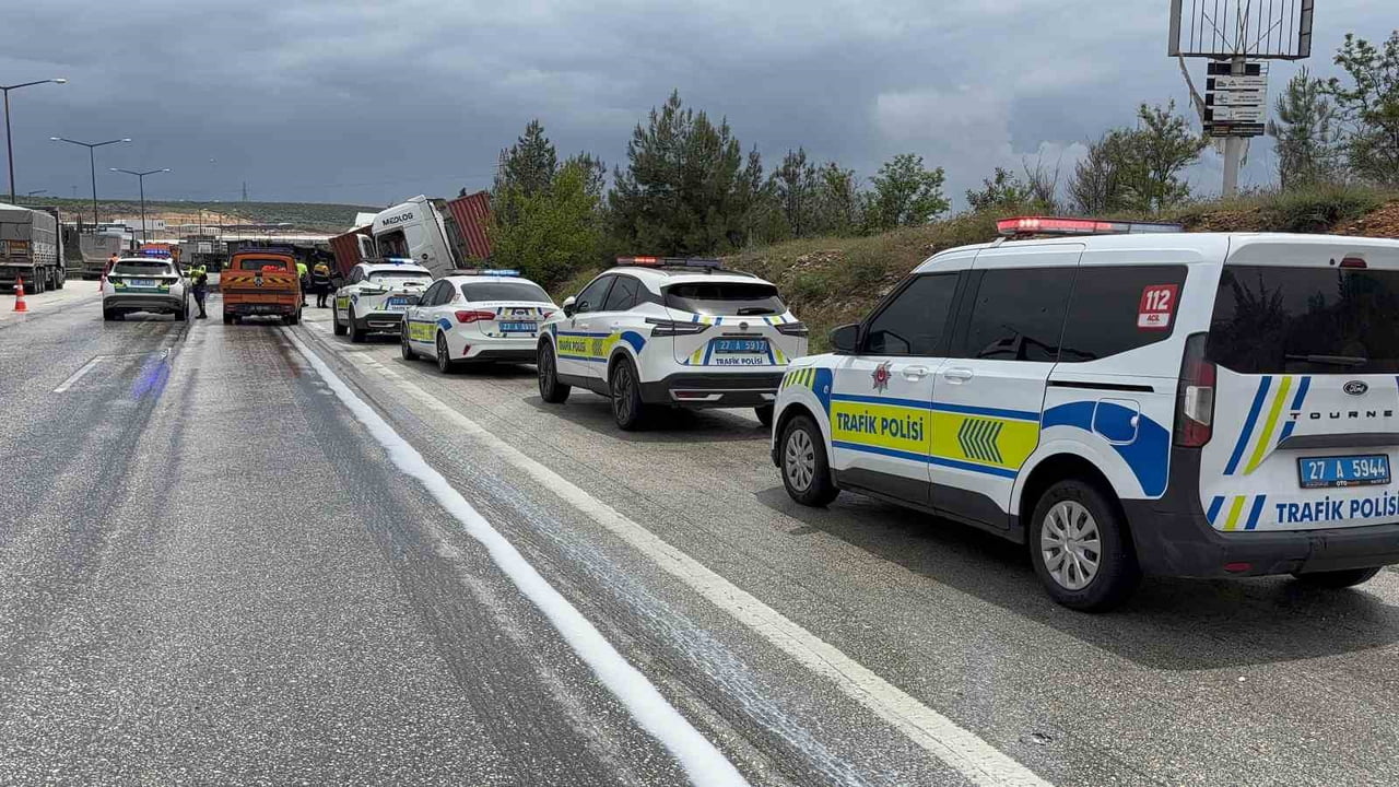 GAZİANTEP’TE 3 TIR İLE 1 OTOMOBİLİN KARIŞTIĞI ZİNCİRLEME TRAFİK KAZASINDA 1 KİŞİ...