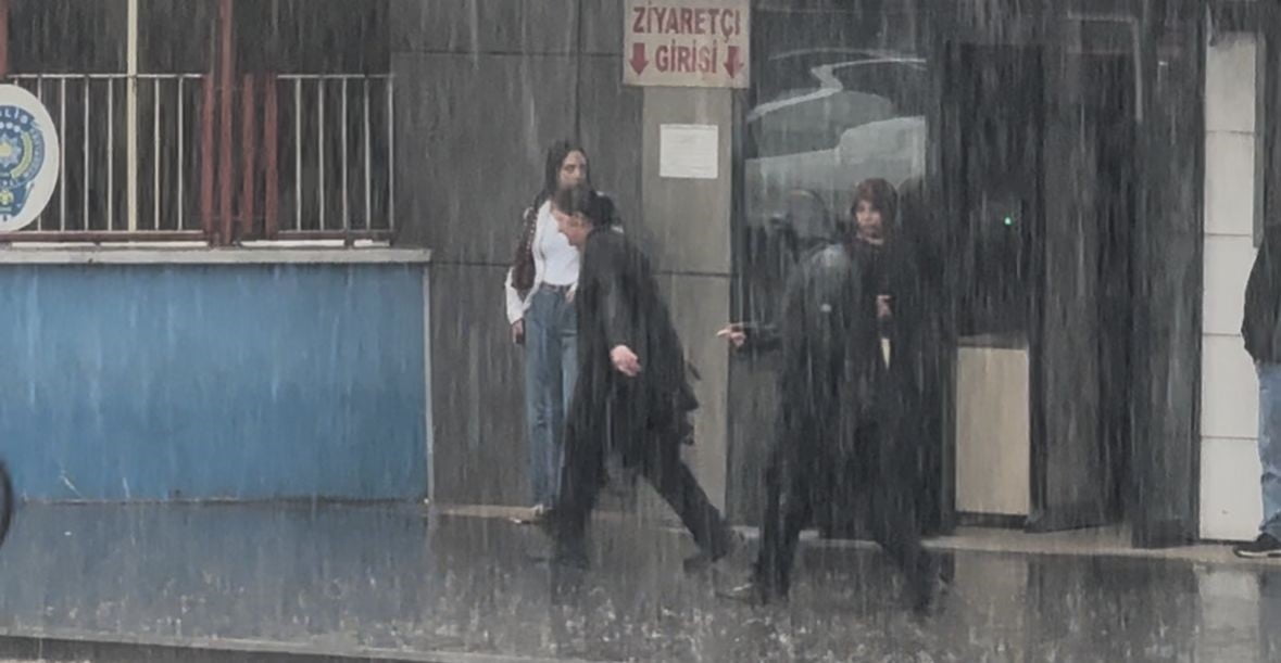 GAZİANTEP’TE ANİDEN BASTIRAN SAĞANAK, KENTTE YAŞAMI OLUMSUZ ETKİLEDİ. VATANDAŞLAR, ANİDEN BAŞLAYAN...