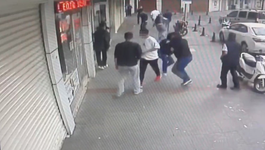 GAZİANTEP’TE SİLAHLI KAVGADA 4 KİŞİ YARALANDI: SİLAHLA VURULMA ANLARI KAMERADA