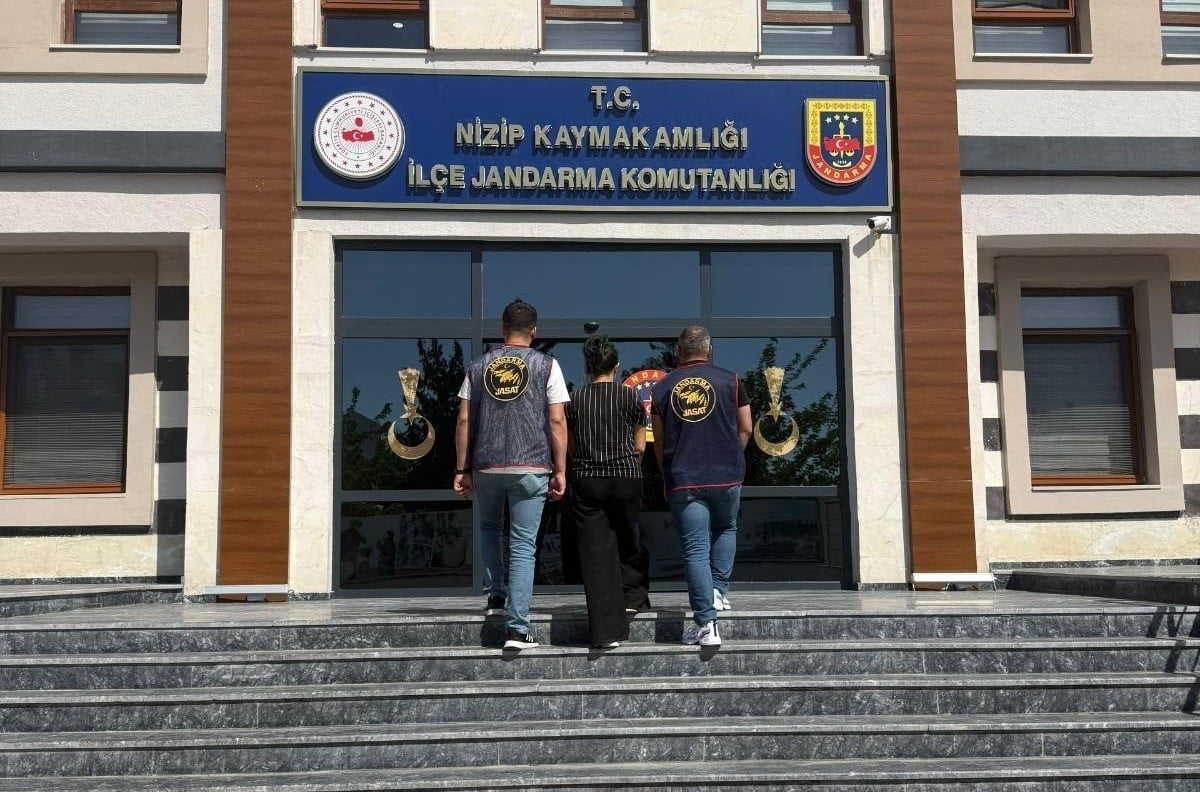 GAZİANTEP’TE SİLAHLI YAĞMA SUÇUNDAN 15 YIL KESİNLEŞMİŞ HAPİS CEZASIYLA ARANAN ŞAHIS, JANDARMA...