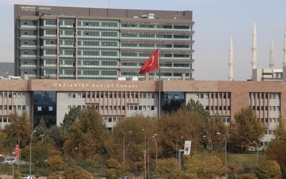 GAZİANTEP’TE TARTIŞTIĞI AĞABEYİNİ SİLAHLA VURARAK ÖLDÜREN AHMET S. HAKİM KARŞISINA...