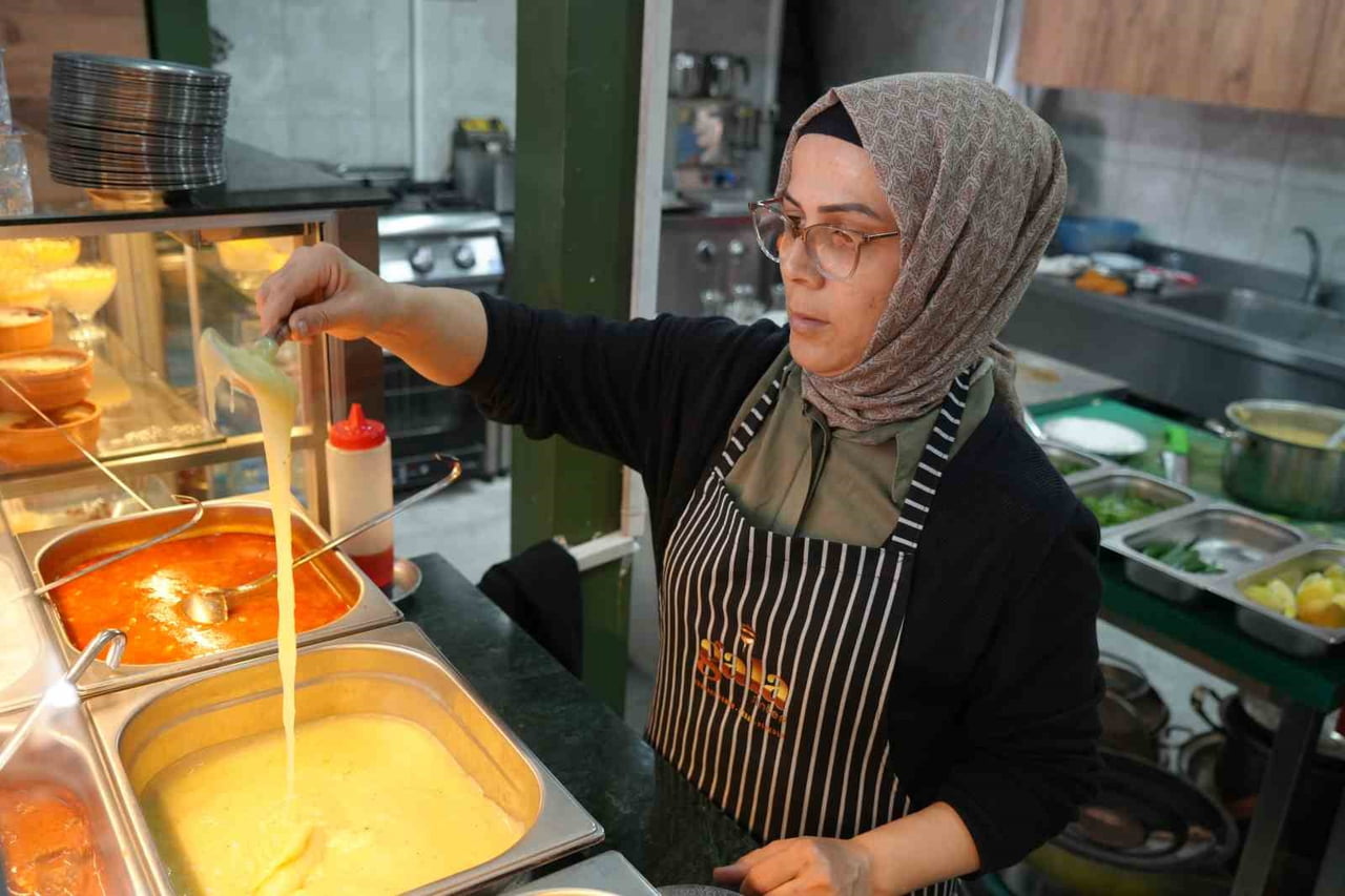 GAZİANTEP’TE YAŞAYAN 45 YAŞINDAKİ SEDA BAYRAM, EVDE BAŞLADIĞI YEMEK YAPMA SERÜVENİNİ KENDİ...