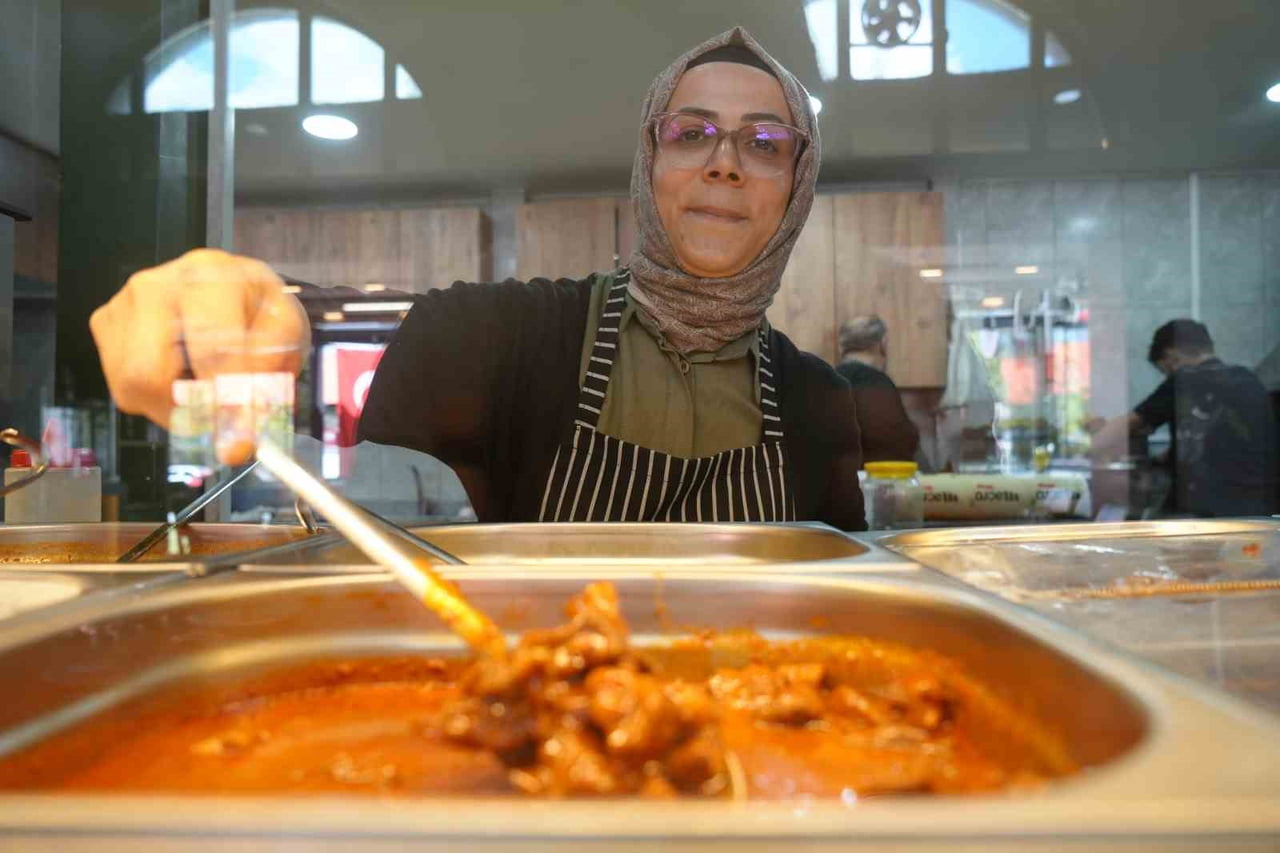 GAZİANTEP’TE YAŞAYAN 45 YAŞINDAKİ SEDA BAYRAM, EVDE BAŞLADIĞI YEMEK YAPMA SERÜVENİNİ KENDİ...
