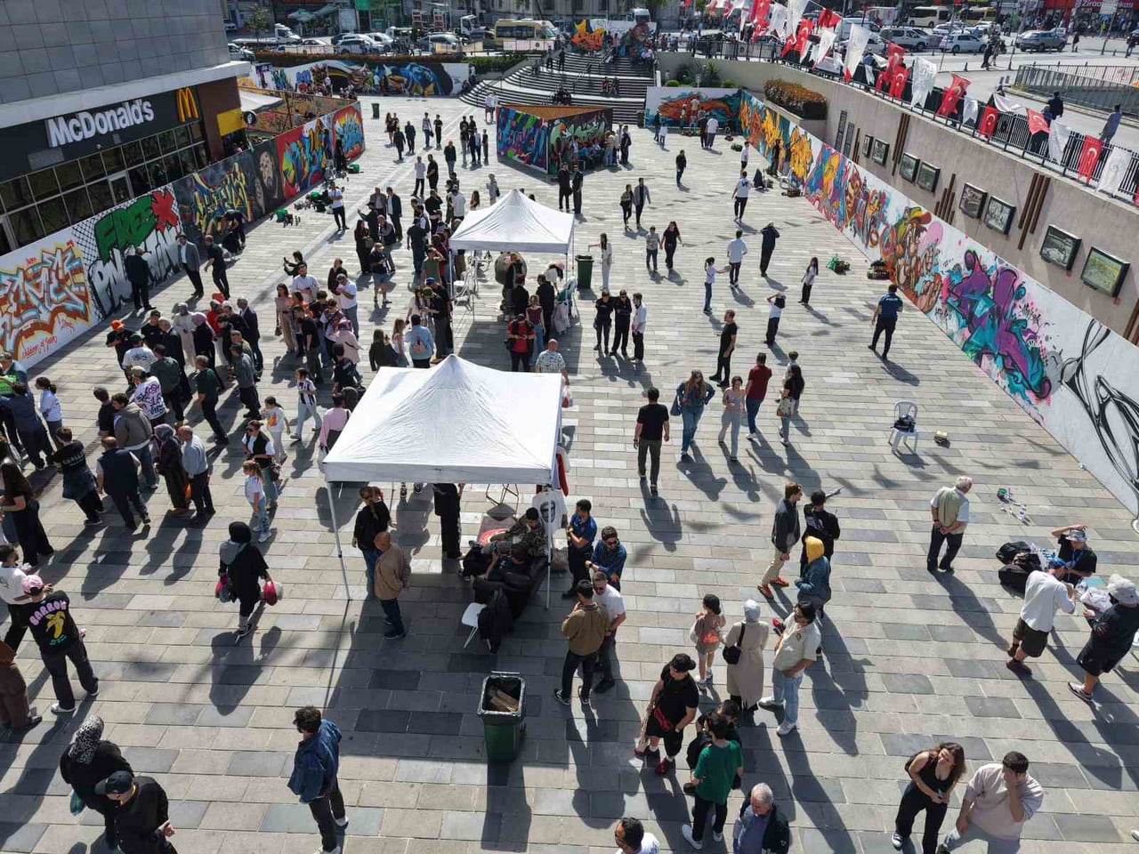 GAZİOSMANPAŞA BELEDİYESİ, SOKAK SANATI İLE MÜZİĞİN BULUŞTUĞU SIRA DIŞI BİR ETKİNLİĞE EV SAHİPLİĞİ...
