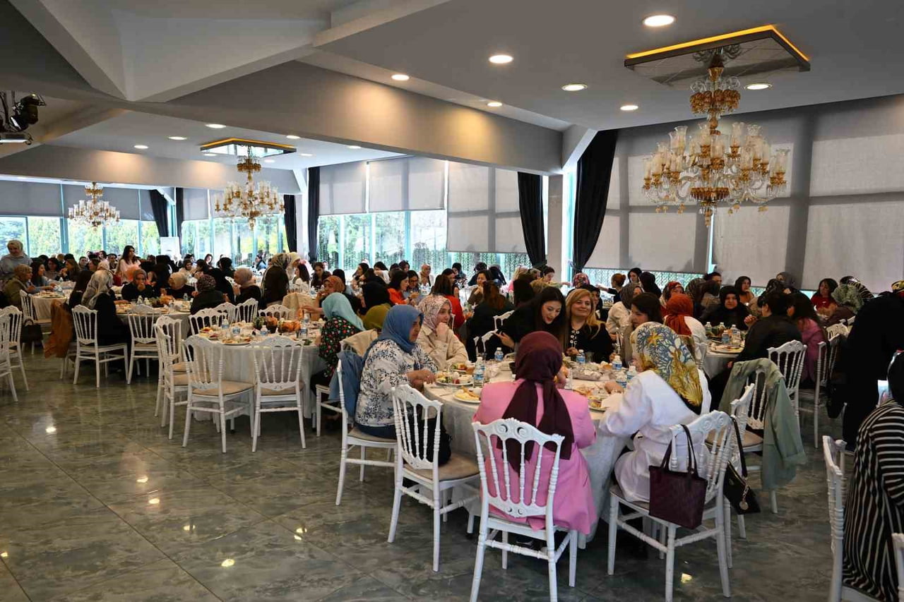 GAZİOSMANPAŞA BELEDİYESİ TARAFINDAN ANNELER GÜNÜ KAPSAMINDA BELEDİYEDE GÖREV YAPAN KADIN...