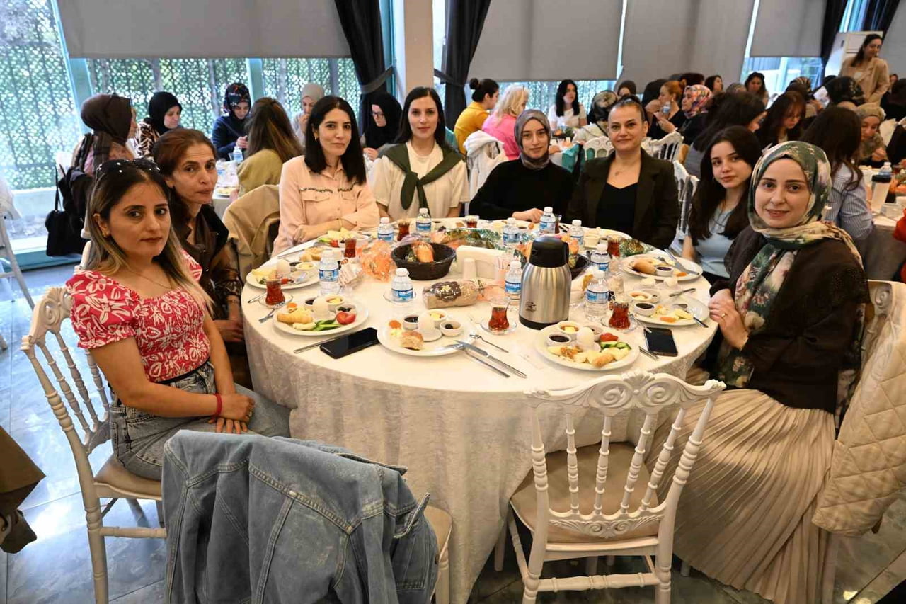 GAZİOSMANPAŞA BELEDİYESİ TARAFINDAN ANNELER GÜNÜ KAPSAMINDA BELEDİYEDE GÖREV YAPAN KADIN...