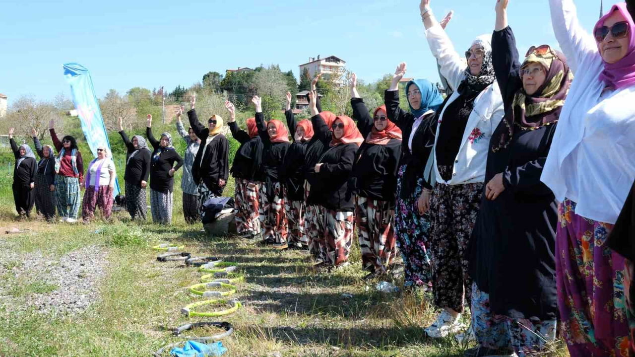 GEBZE DENİZLİ KÖYÜ’NDE DÜZENLENEN ETKİNLİKTE KADINLAR, GELENEKSEL ŞALVARLARIYLA SPOR YAPARAK...