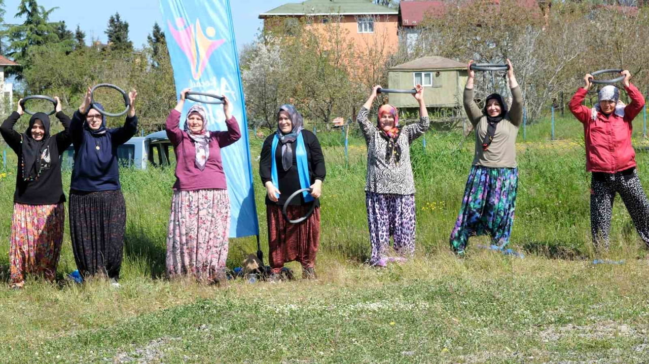 GEBZE DENİZLİ KÖYÜ’NDE DÜZENLENEN ETKİNLİKTE KADINLAR, GELENEKSEL ŞALVARLARIYLA SPOR YAPARAK...