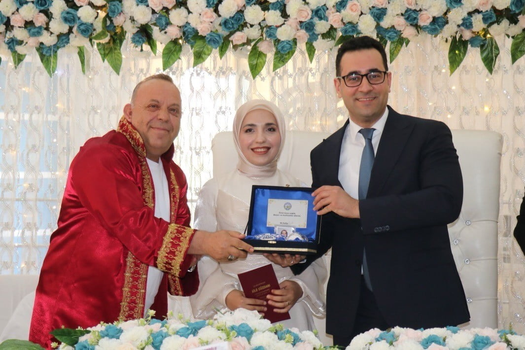 GEÇEN HAFTA EVLENEN KAYMAKAM POLAT, BU SEFER HAKİM ÇİFTİN ŞAHİDİ OLDU
