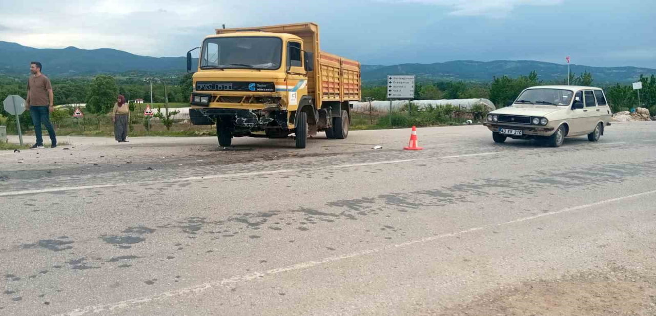GEDİZ'DE OTOMOBİL İLE KAMYONUN ÇARPIŞMASI SONUCU 3 KİŞİ YARALANDI.