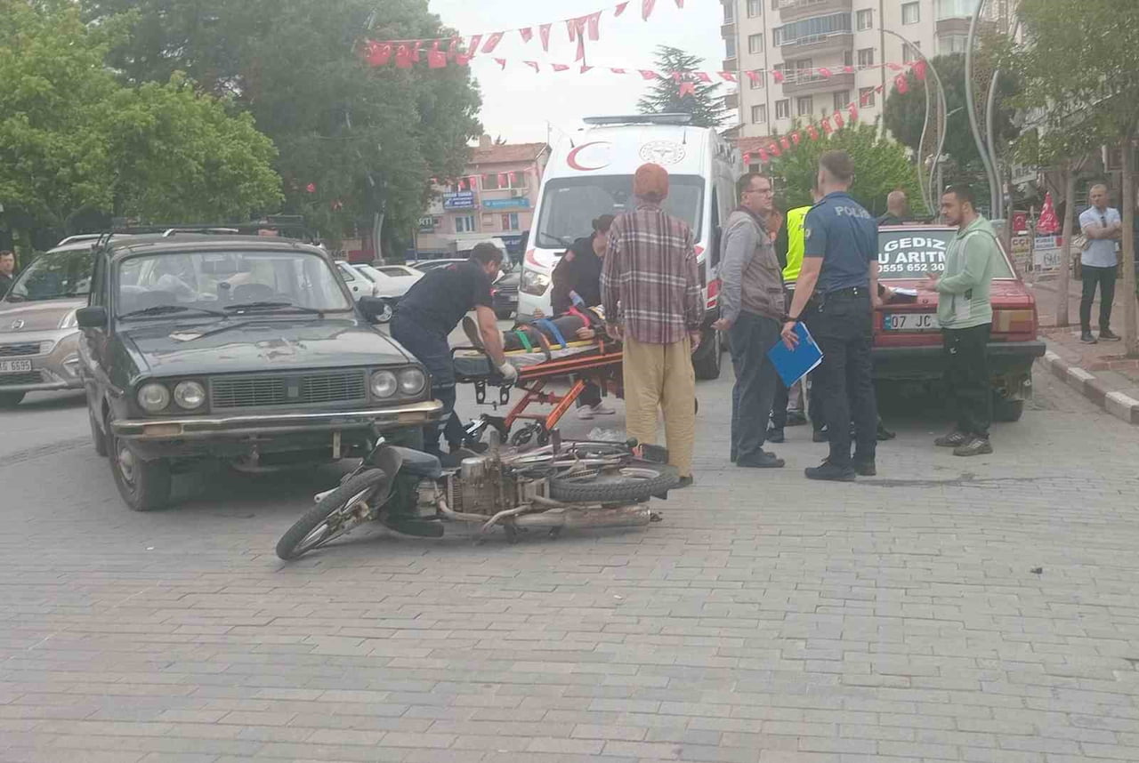 GEDİZ’DE OTOMOBİL İLE MOTOSİKLET ÇARPIŞTI, 2 KARDEŞ YARALANDI