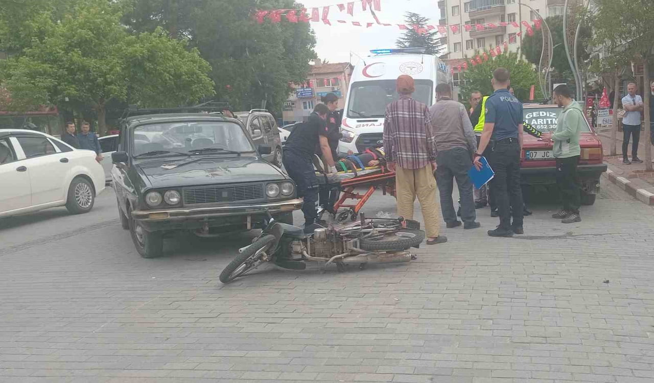 GEDİZ’DE OTOMOBİL İLE MOTOSİKLET ÇARPIŞTI, 2 KARDEŞ YARALANDI