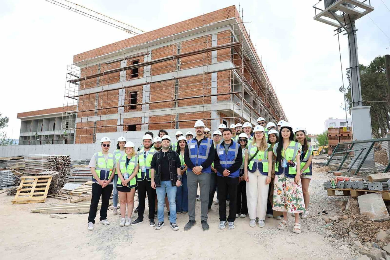 GELECEĞİN MÜHENDİSLERİ HUZUREVİ İNŞAATINI GEZDİ