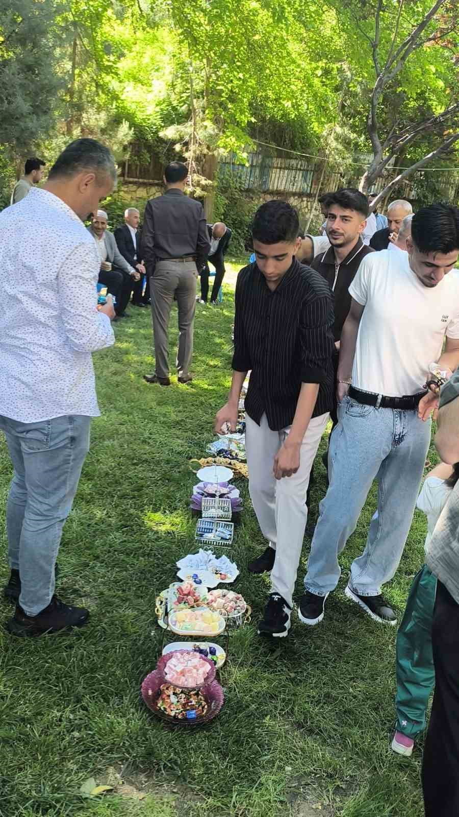 GELENEKSEL BAYRAMLAŞMA KÜLTÜRÜ, DİYARBAKIR’IN SİLVAN İLÇESİNDEKİ BİR SİTEDE KURULAN ÖRNEK...