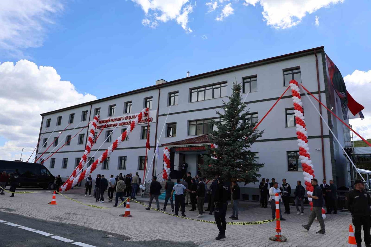 GEMEREK HUZUR EVİ YAŞLI BAKIM VE REHABİLİTASYON MERKEZİ AÇILDI