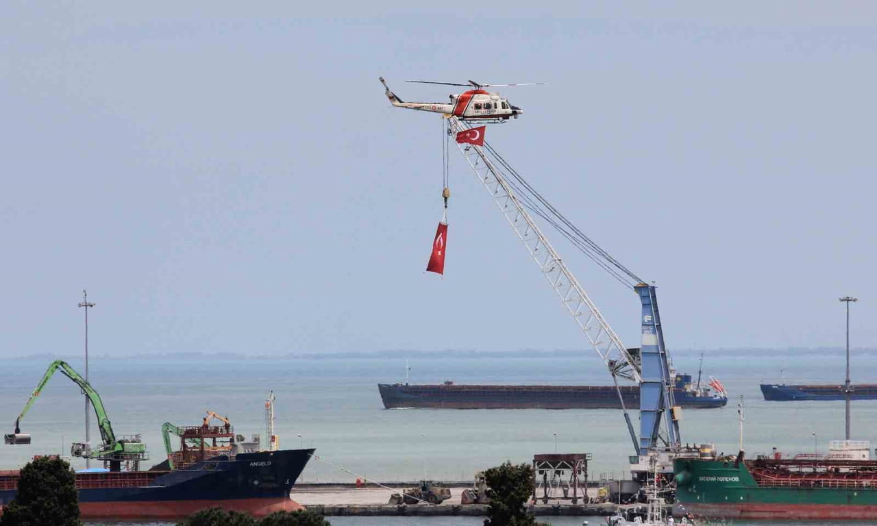 GEMİLERE SAHİL GÜVENLİK HELİKOPTERİ HAVADAN EŞLİK ETTİ.