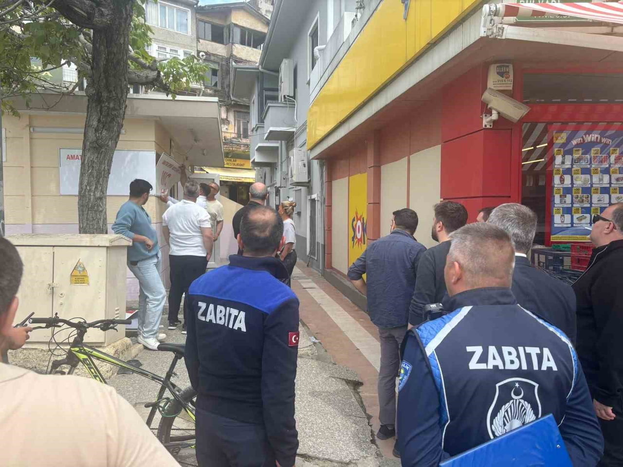 GEMLİK’TE İŞGAL EDİLEN OTOPARK VE TUVALETLERE KAYMAKAMLIK MÜDAHALESİ