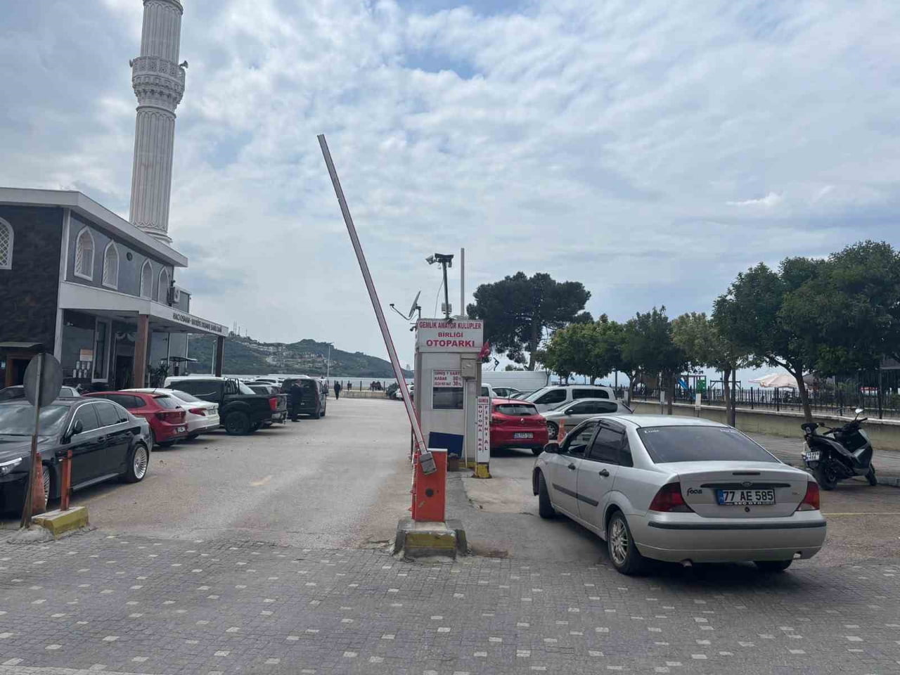 GEMLİK’TE İŞGAL EDİLEN OTOPARK VE TUVALETLERE KAYMAKAMLIK MÜDAHALESİ